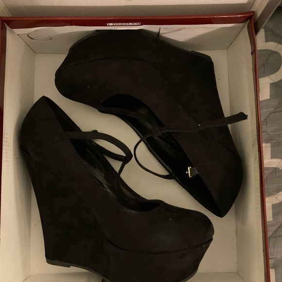 Breckelles Mary-Jane T-Strap Wedge Platform - Picture 2 of 5